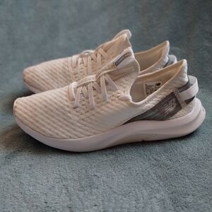 New Balance Women’s White & Silver Sneakers Size 8.5